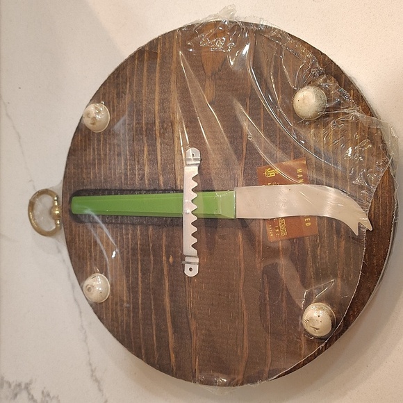 1974 3 in one hot plate cheese board & wall plaque with knife and hanger. - Picture 6 of 7